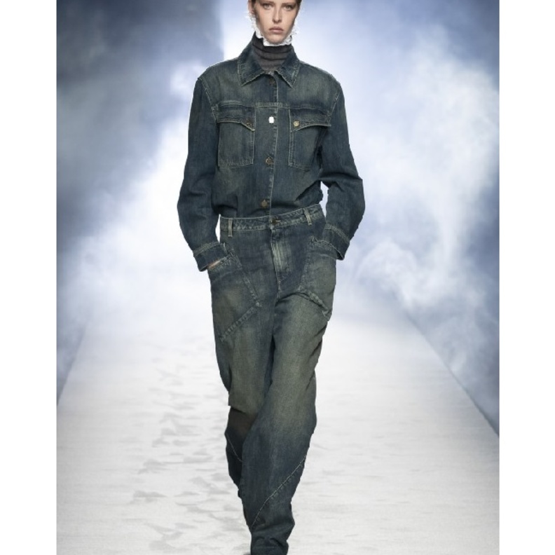 اطلالة من Alberta Ferretti