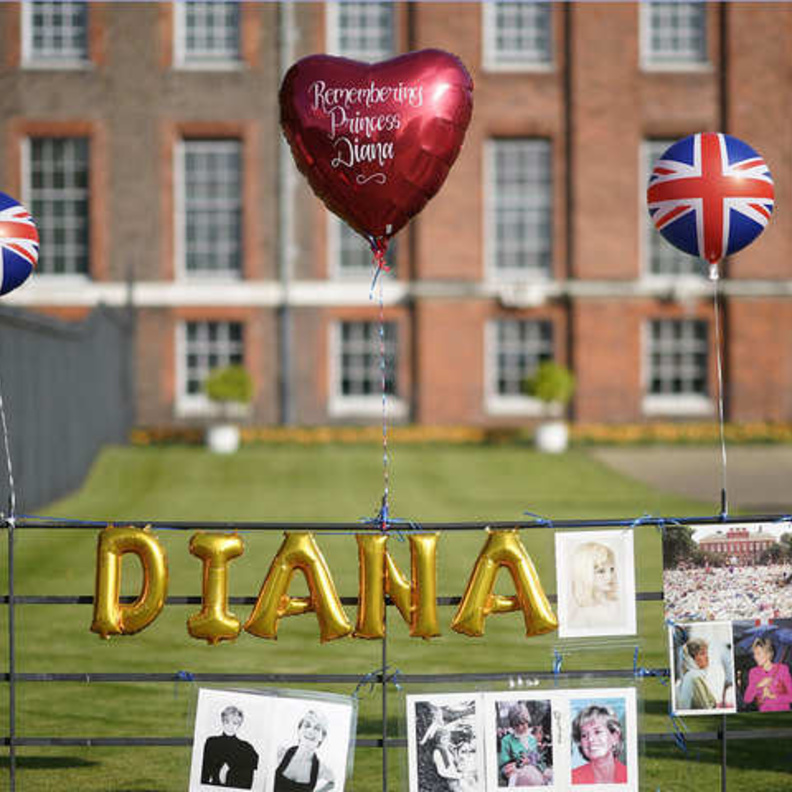 معجبون يتركون تذكارات وزهور أمام قصر كنسينغتون في ذكرى وفاة ديانا