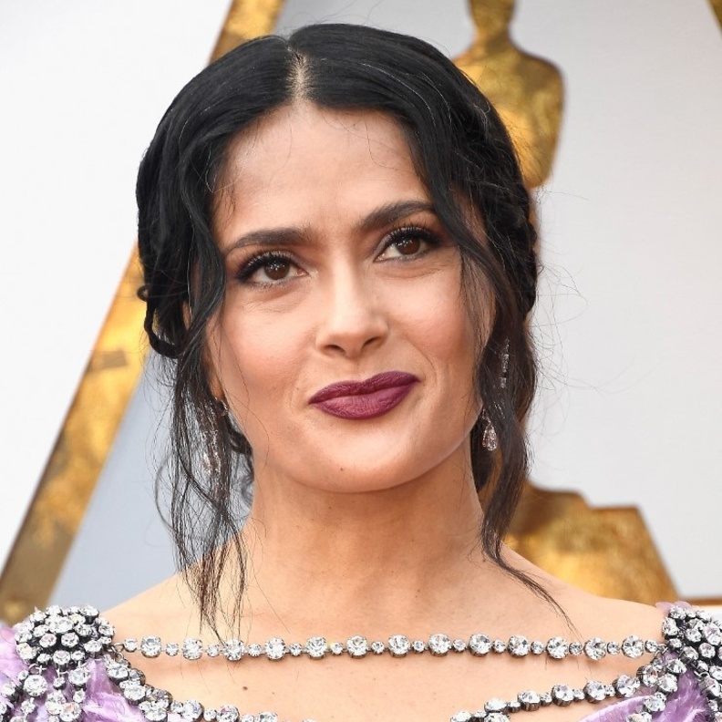 تسريحة كعكة الشعر المنخفضة مع المكياج الكلاسيكي