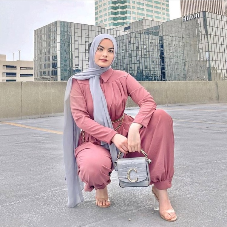 إستوحي من صور أمية الزين على إنستقرام إطلالات صيفية باللون الزهري الباستيل