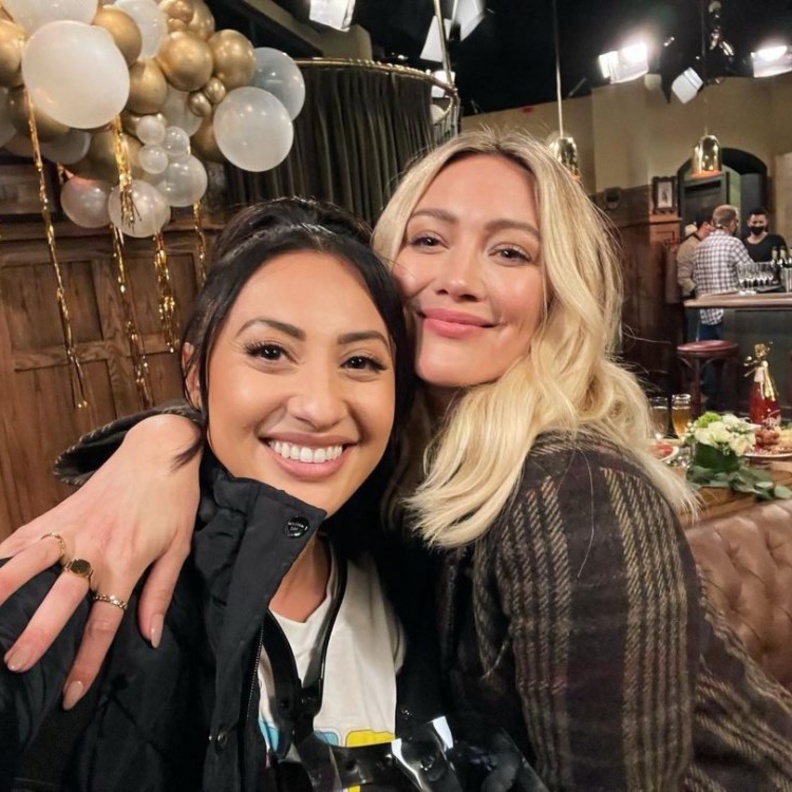 هيلاري دا وفرانسيا رايسا في كواليس "How I Met Your Father"