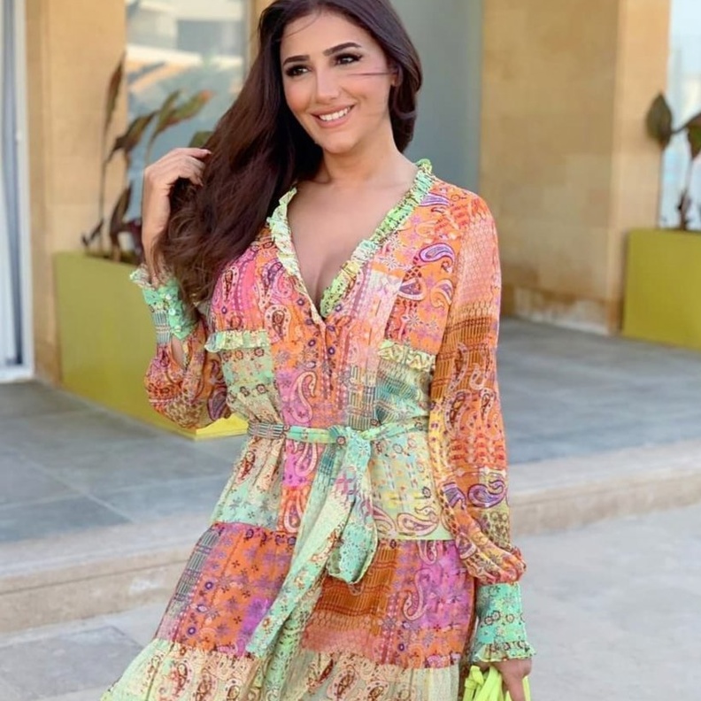 أفكار مختلفة لارتداء الفساتين القصيرة من وحي مي عمر