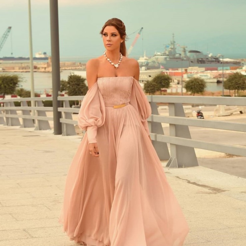 فساتين خطوبة باللون السومو@carlahaddadofficial