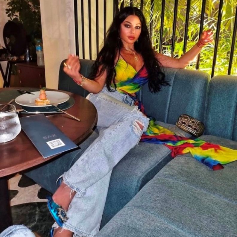اطلالة هيفا وهبي صيفية وجريئة في مصر ومفعمة بالألوان
