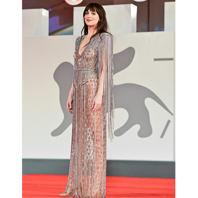 اطلالة Dakota Johnson بفستان فضي فاخر مع الشراريب بتوقيع Gucci