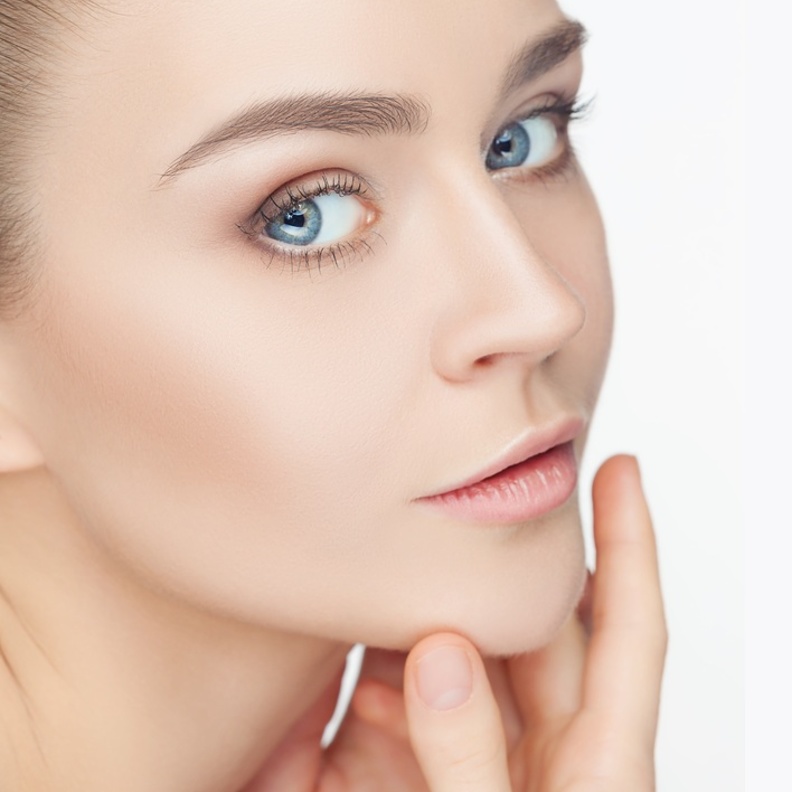 خلطات النشا والحليب لتفتيح البشرة مع نهاية موسم الصيف