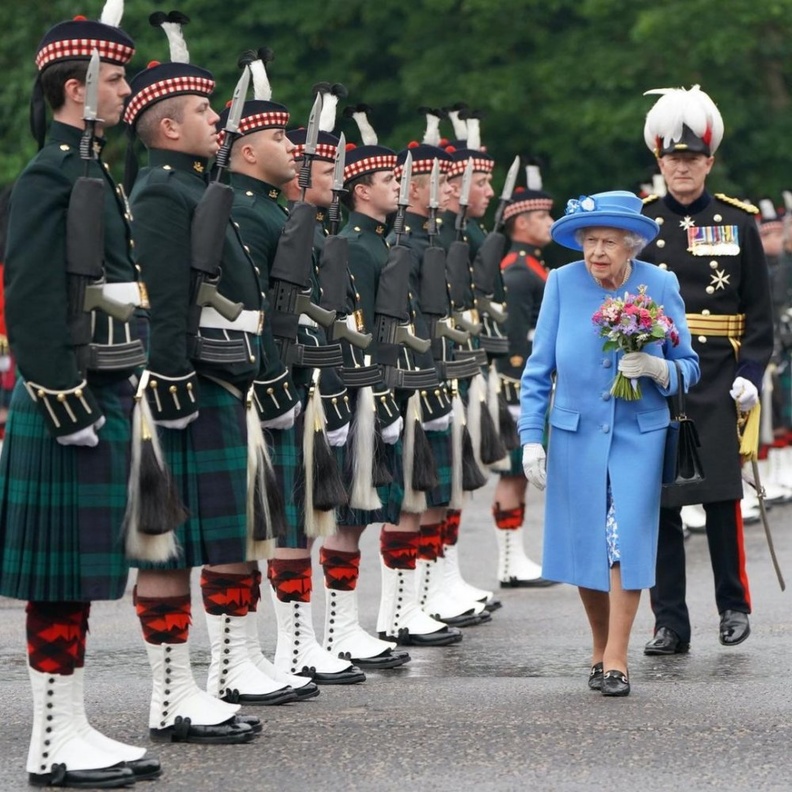 لماذا غابت ملكة بريطانيا عن الاحتفال بالذكرى الـ 50 على الحرس الملكي الاسكتلندي؟