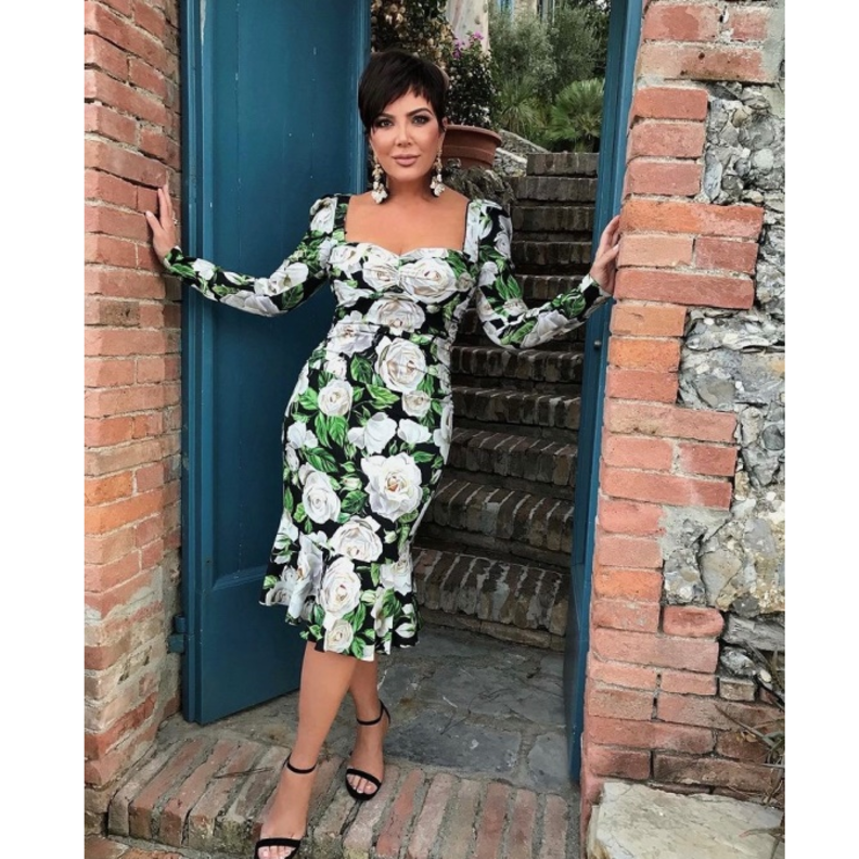 تألقت كريس بفستان Dolce & Gabbana الذي تميّز بطبعة الورود والقصة التي تبرز قوامها