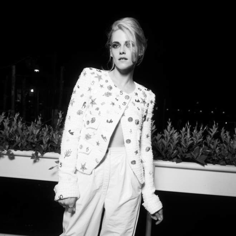 نسّقت كريستن السترة مع بنطلون جلد باللون الأبيض