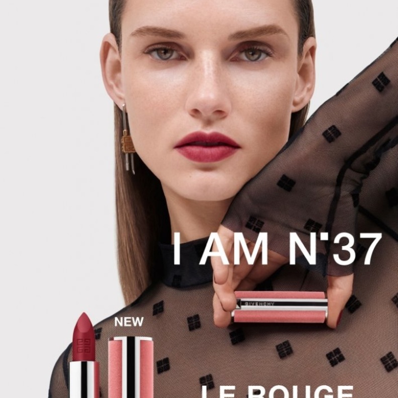 Le Rouge Sheer Velvet  من Givenchy أحمر شفاه ينضح رقيّاً