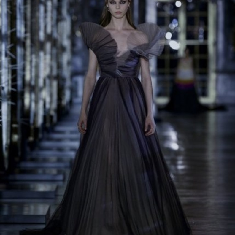 صيحة الكشكش بأسلوب فنّي جذاب بفستان السهرة الأسود من Alberta Ferretti