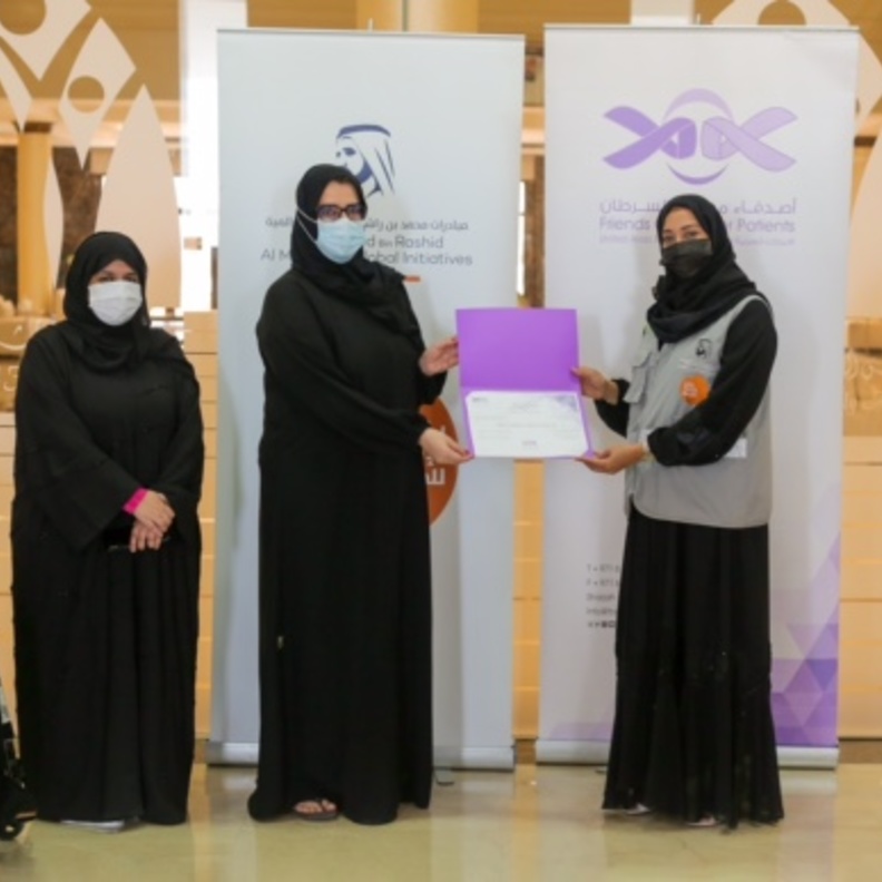 أصدقاء مرضى السرطان توزع مواداً غذائية على عائلات المصابين بالسرطان في اليوم الدولي للعمل الخيري