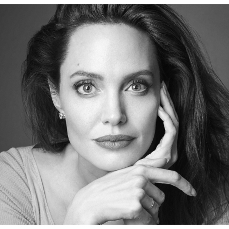 تفاصيل حوار أنجلينا جولي 