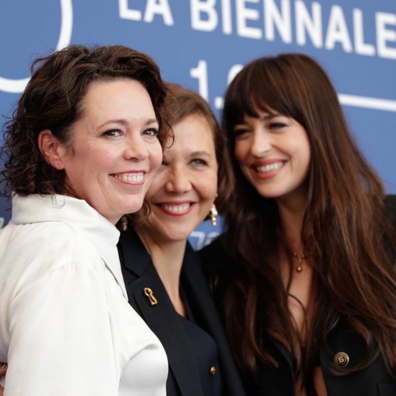 نجوم فيلم "The Los Daughter" يتألقون على السجادة الحمراء في مهرجان فينيسيا السينمائي