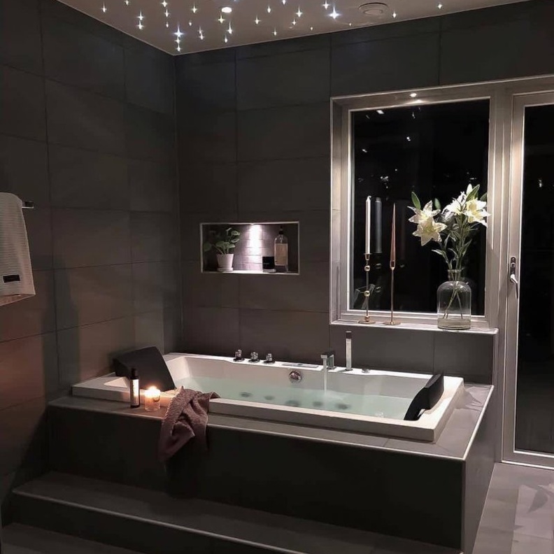 أجواء رومانسية في ديكور الحمام الفاخر