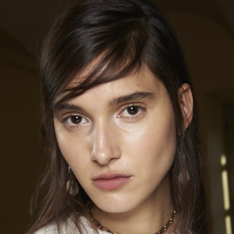 تسريحات شعر سهلة لإطلالة نهارية ناعمة للشابات من منصات الأزياء