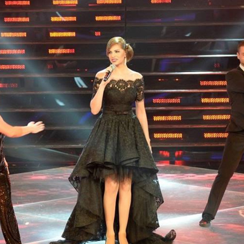 قماش الدانتيل الأسود رائع على الفساتين