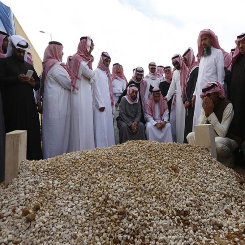 الملك سلمان بن عبد العزيز يحمل نعش الملك عبد الله