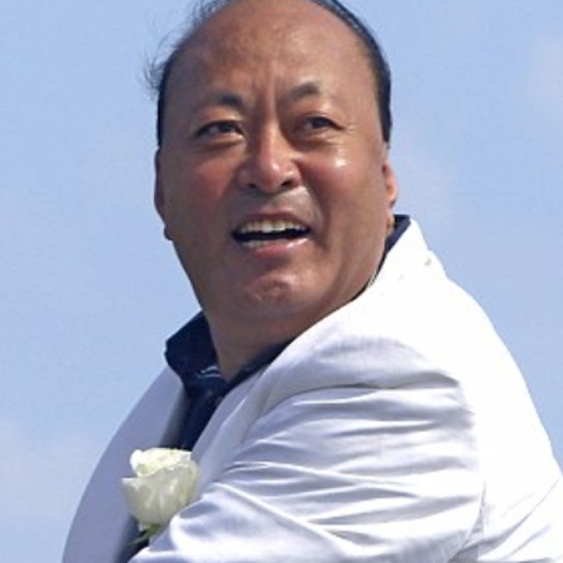 موظفو تيان الصينية