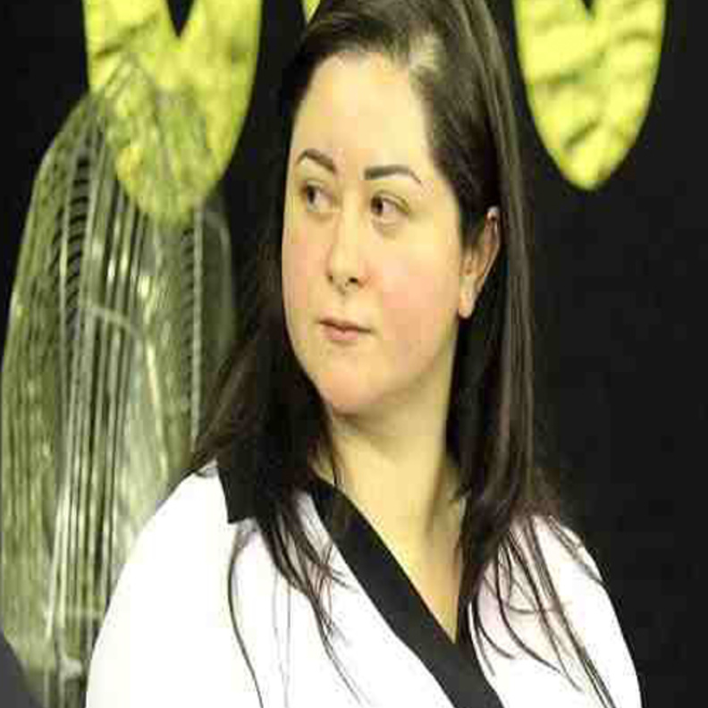 مى نور الشريف تتقبل العزاء