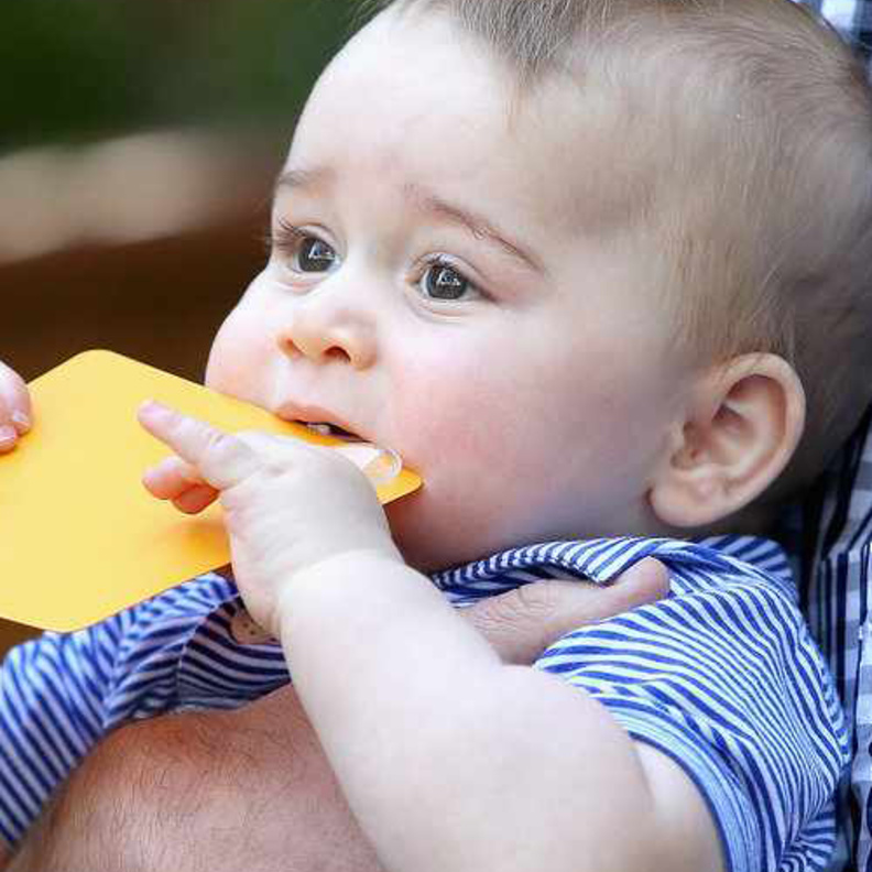 دائما لايعجبه الغرباء