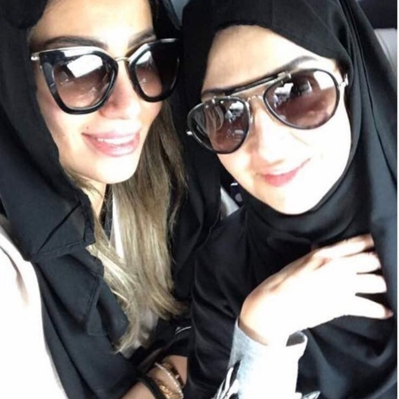 سالي عبد السلام تؤدي مناسك العمرة