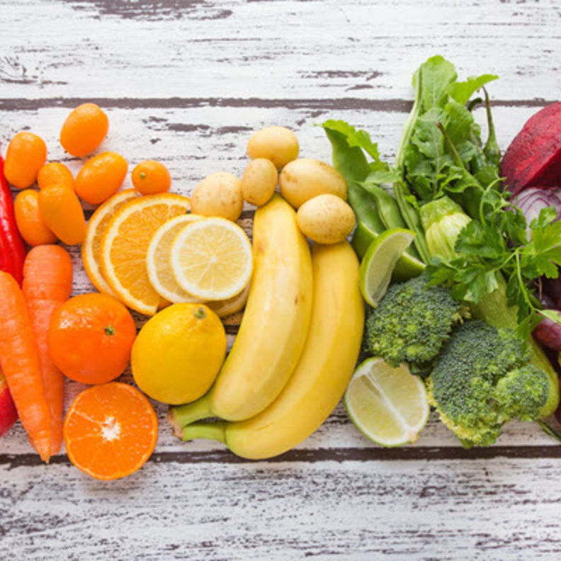 ما هي فوائد تناول الاطعمة الخام على الصحة؟