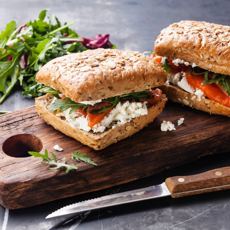 ساندويش السلمون من افضل الوجبات لغذاء الجسم و العقل