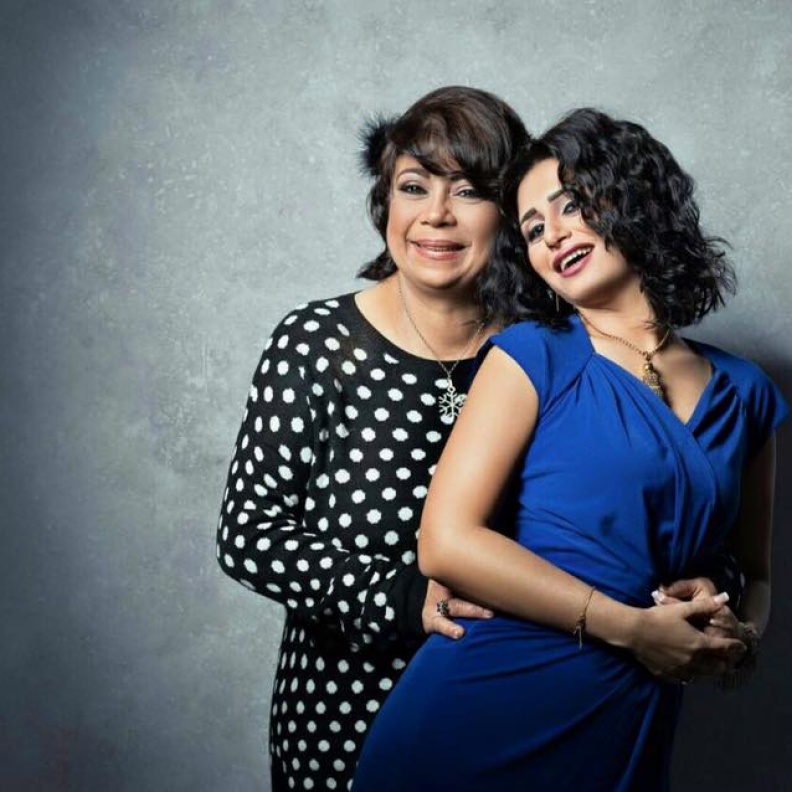 منة فضالي ووالدتها