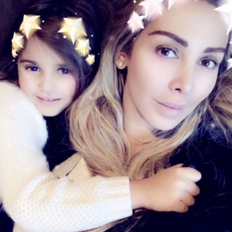 جويل مردينيان مع طفلتها