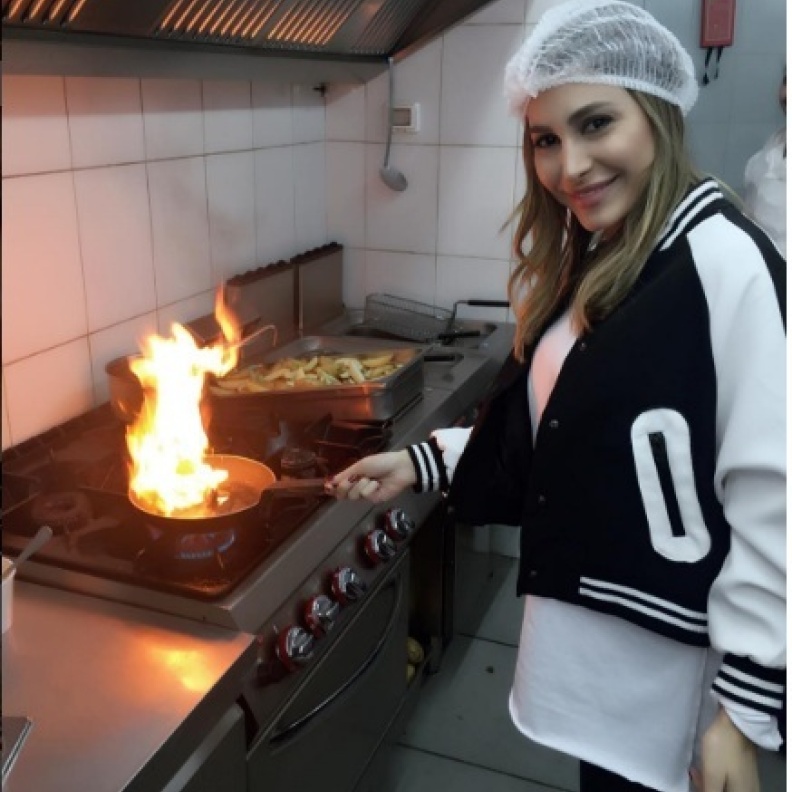 يارا في المطبخ