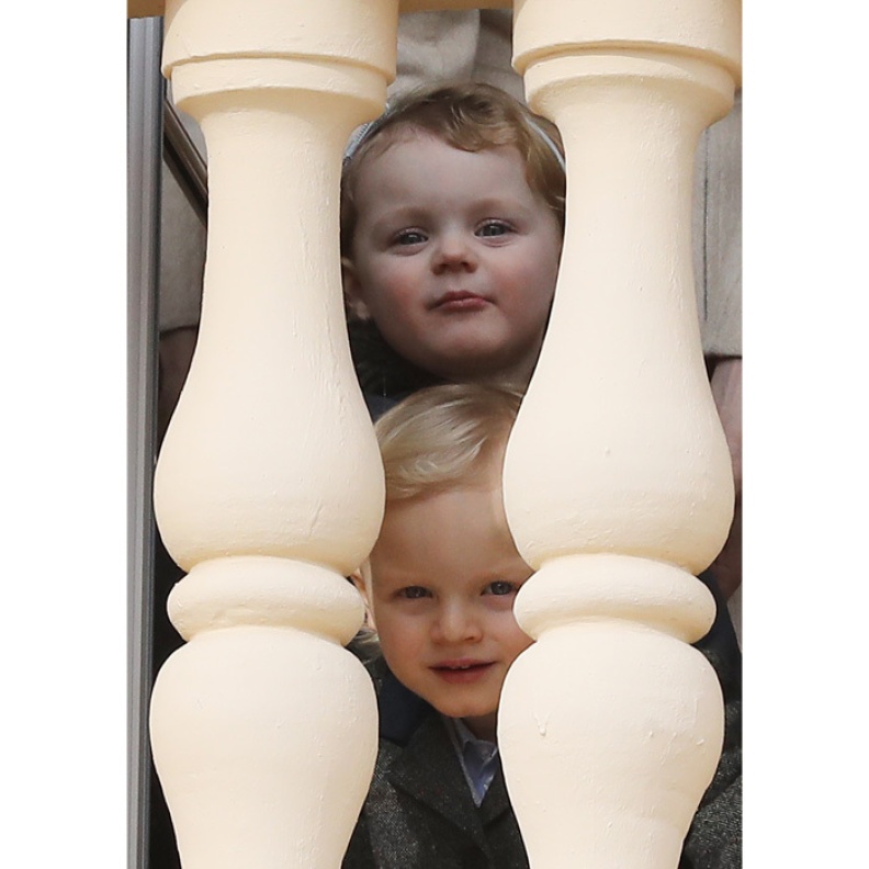  صورة طريفة أخرى للأميرين الصغيرين في شرفة القصر الأميري في احتفالية سانت ديفوت لعام 2017.