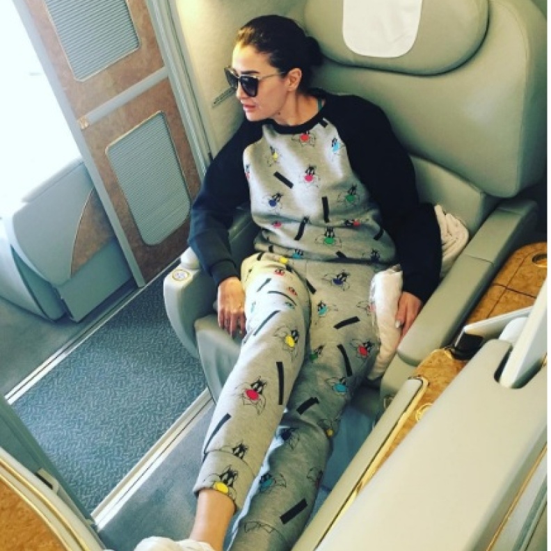 غادة عبد الرازق في الطائرة