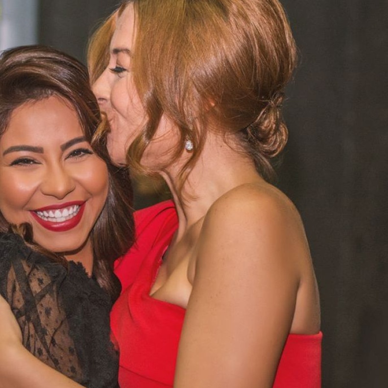 منة شلبي تقبل شيرين عبد الوهاب