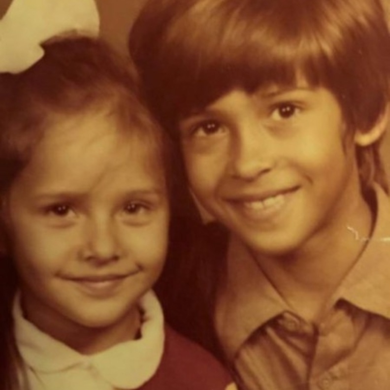 نيللي كريم وشقيقها