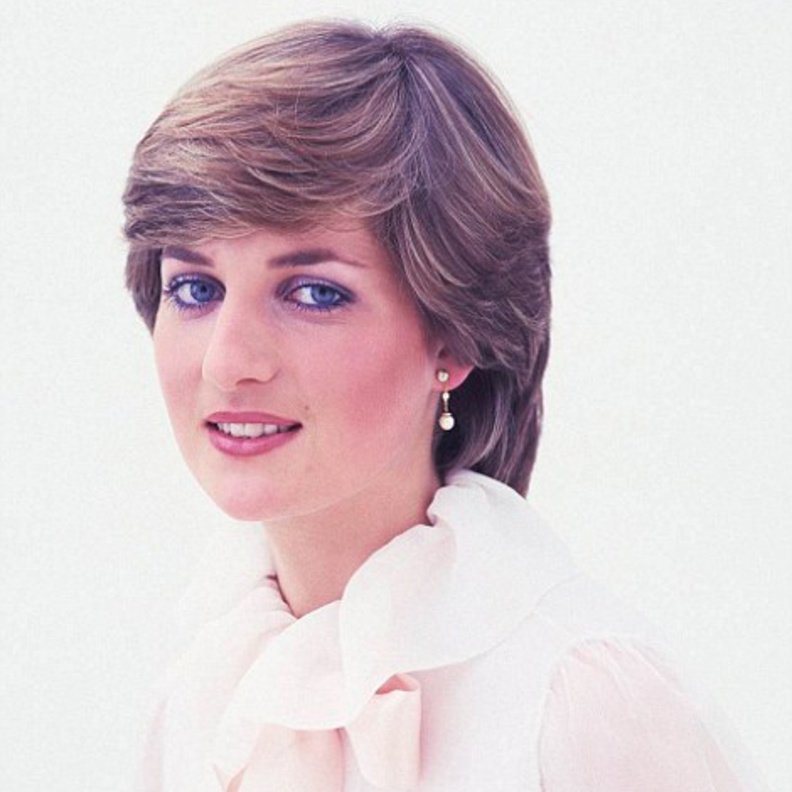 أهم الإطلالات في معرض " الإطلالات الأيقونية " للأميرة ديانا