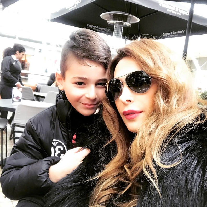 أمل حجازي وابنها