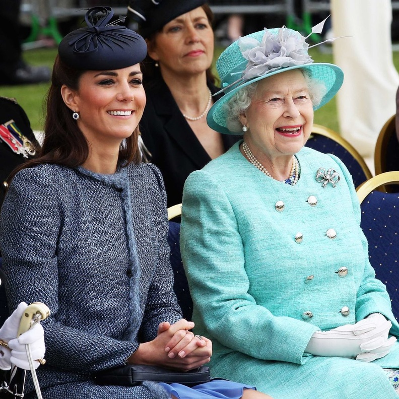 هل تتلقى ملكة بريطانيا نصائح في الموضة من كيت ميدلتون