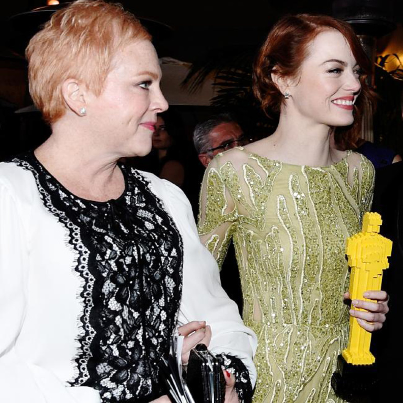 إيما ستون (Emma Stone) ووالدتها كريستا ستون (Krista Stone) في حفل الأوسكار في يوم 22 فبراير 2015.