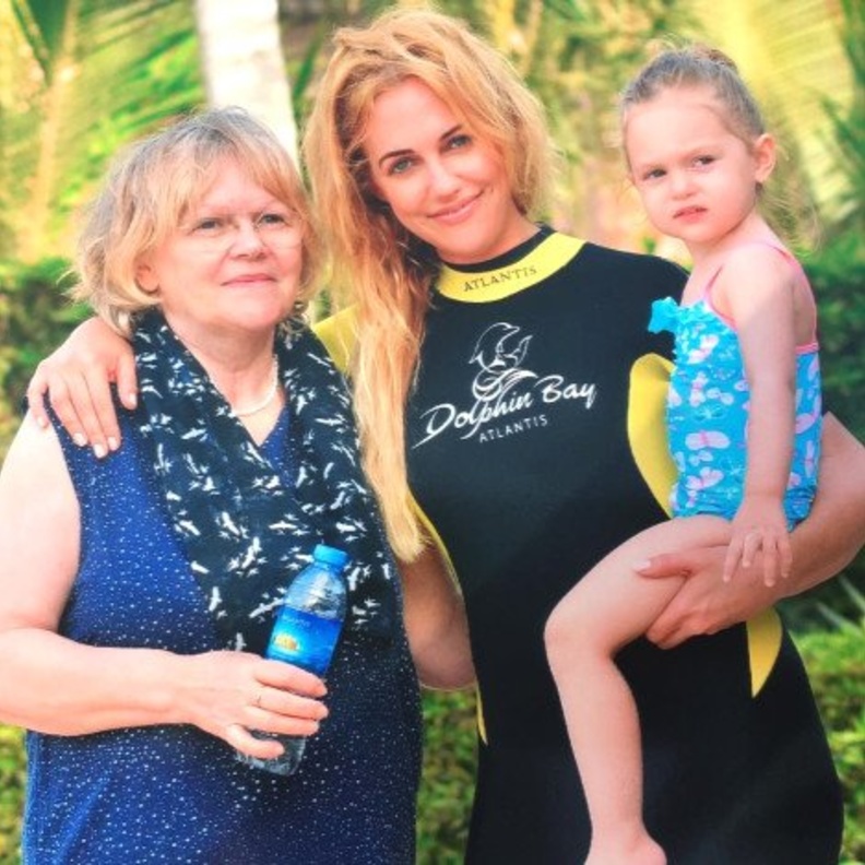 مريم اوزرلي ووالدتها وابنتها