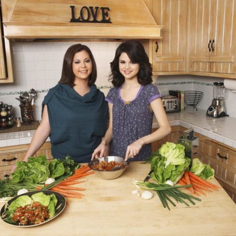 مشاهير هوليوود مع أمهاتهم.. 28 صورة مع " ست الحبايب " في عيدها