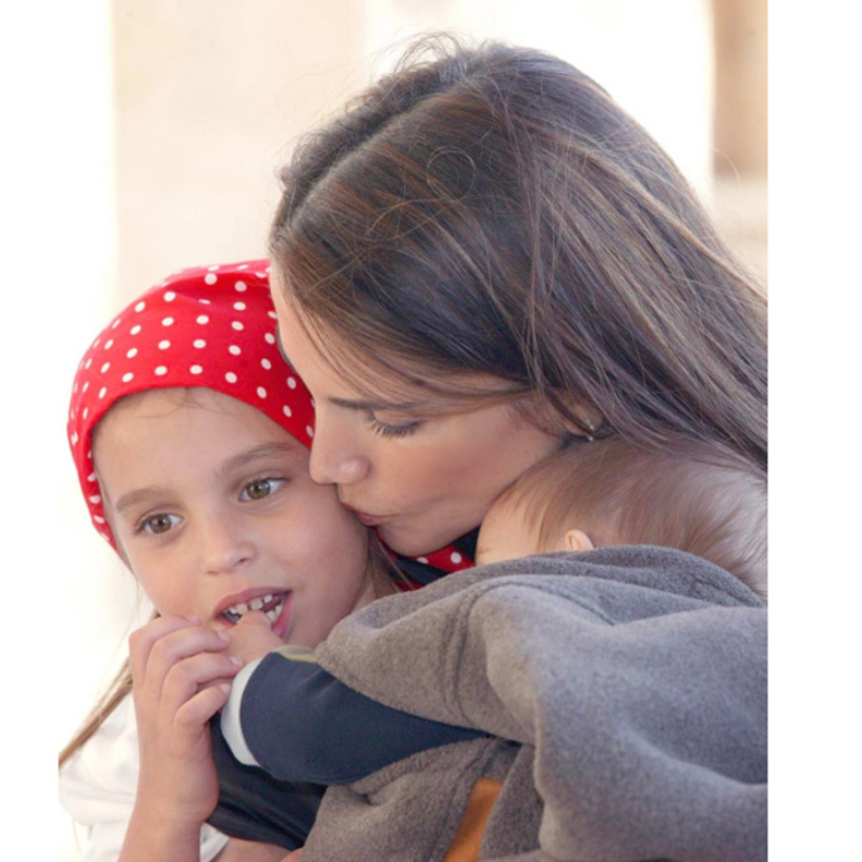 صورة جميلة للملكة رانيا (Queen Rania) بصحبة طفليها، ولقد نشرت الملكة رانيا هذه الصورة على صفحتها على الإنستغرام في عام 2005، وكتبت معلقة عليها: "ممتنة لجميع اللحظات التي شاركتها مع هذين الاثنين، مع سلمى (Salma) وهاشم (Hashem)".