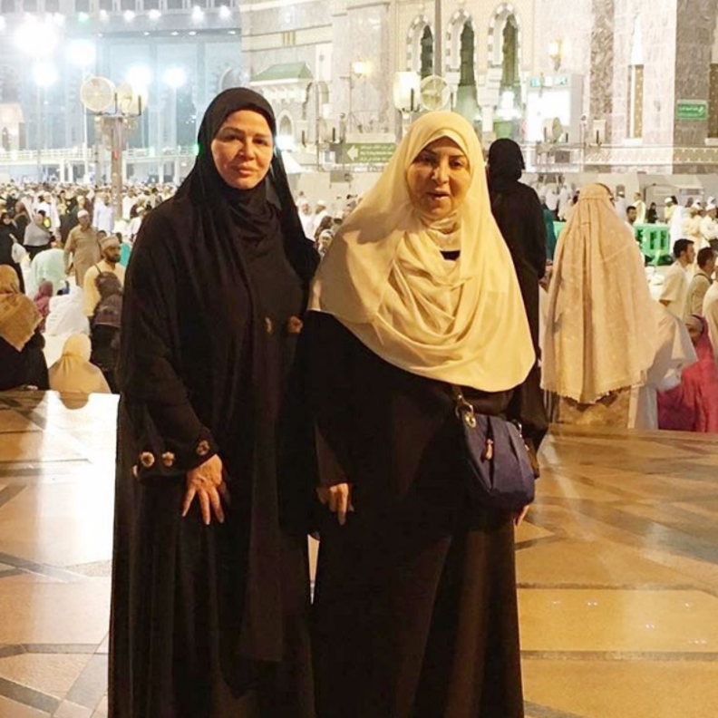 الهام شاهين وبوسي تؤديان العمرة
