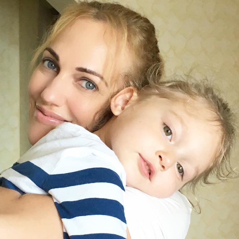 مريم أوزرلي وابنتها