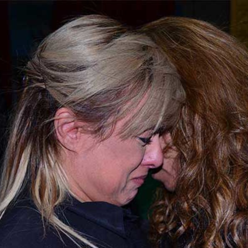 سيمون في عزاء والدتها