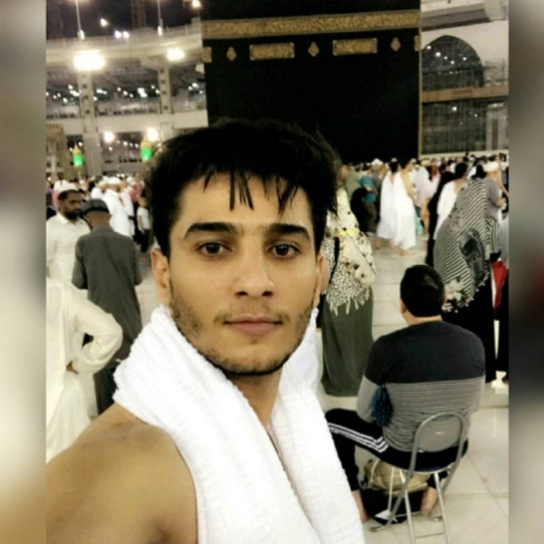 محمد عساف يؤدي العمرة