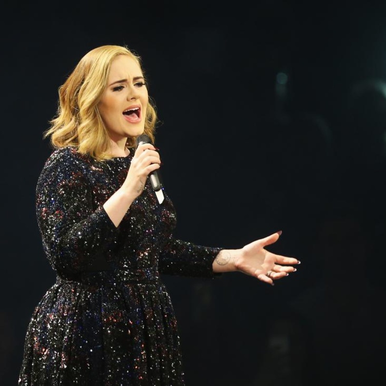 المطربة أديل