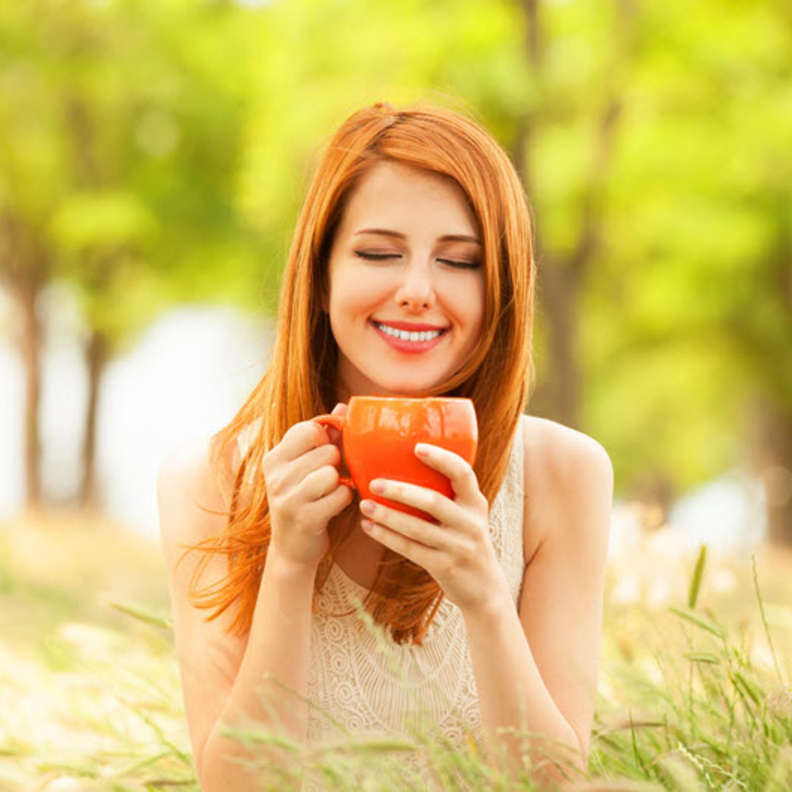 تزيد مادة "البوليفينول" في الشاي الاخضر من طاقة الجسم خلال الصيف