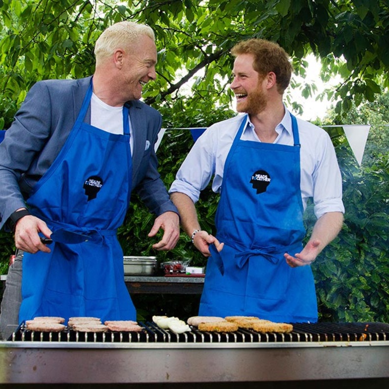 الامير هاري نادم على صمته بعد وفاة والدته