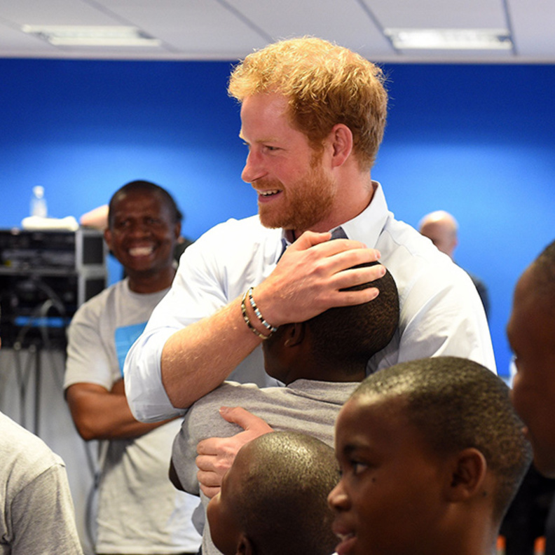 موتسو بدا سعيدا بمقابلة الامير هاري مجددا 